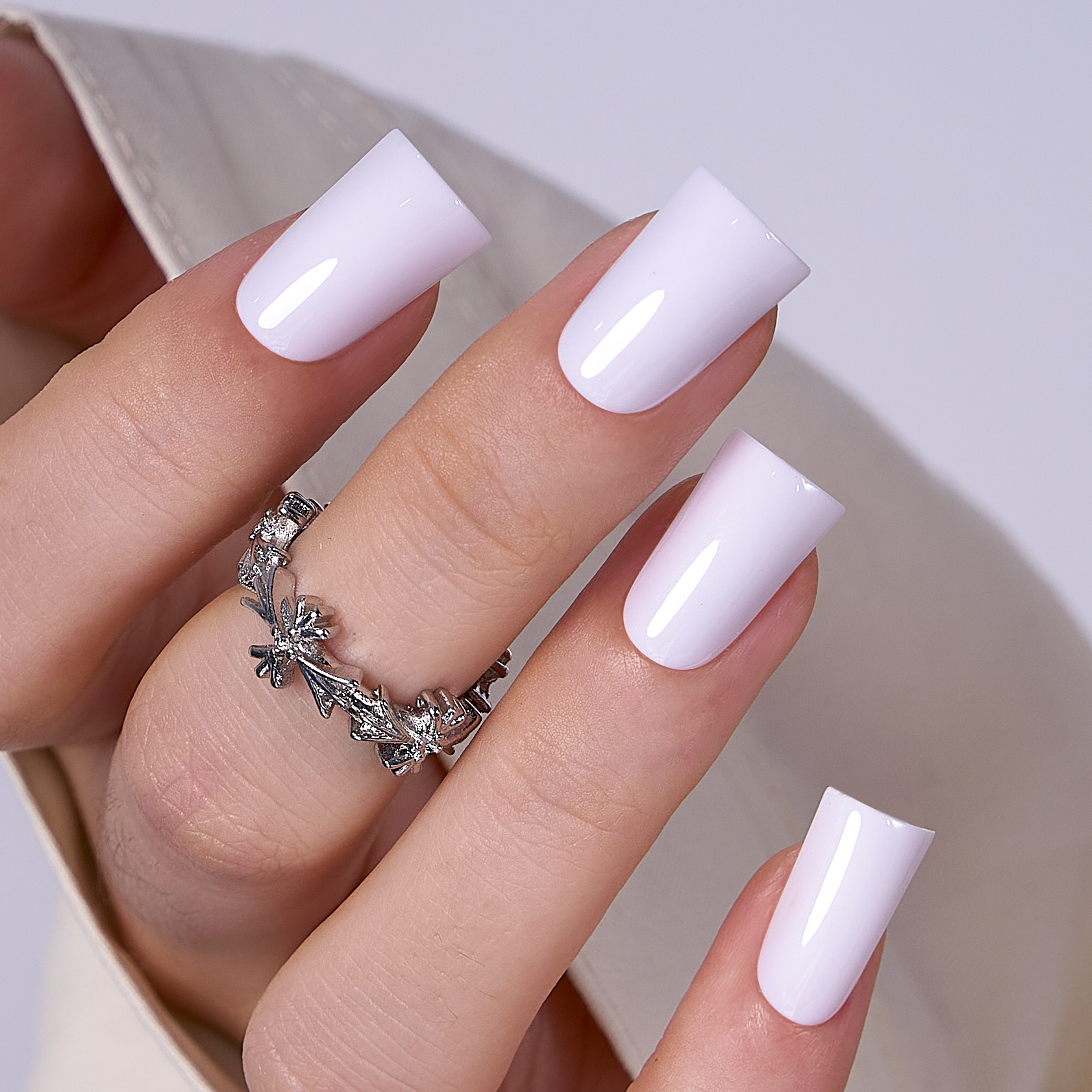 Arctic White M Duckbill press-on nails