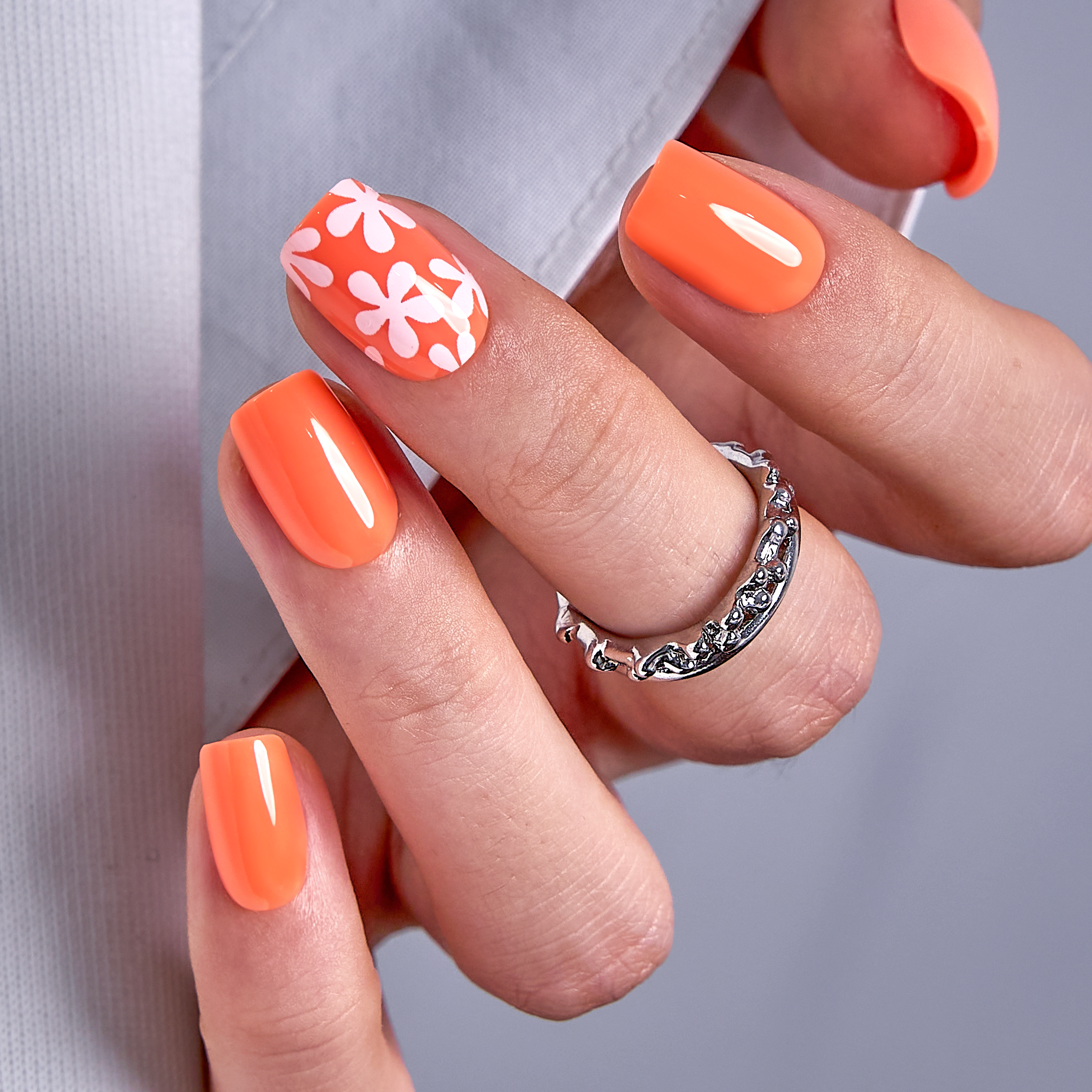 Citrus Daisy short squoval press-on nails