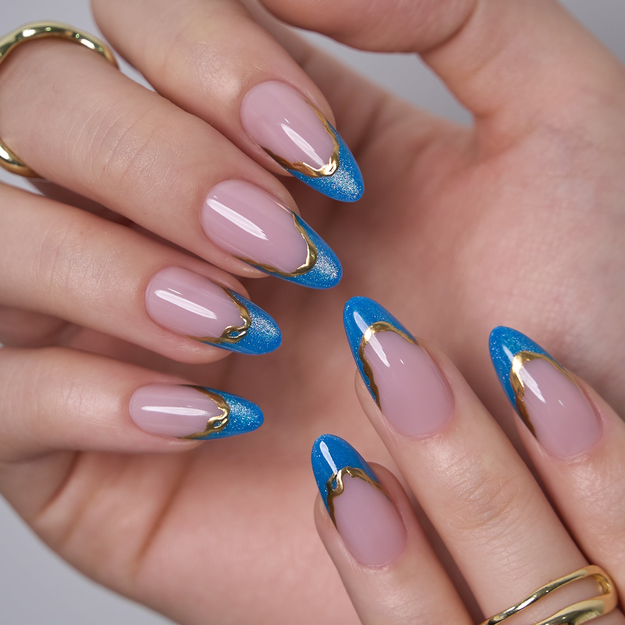 Designer s Pick | Sapphire Flame M Almond short almond press-on nails