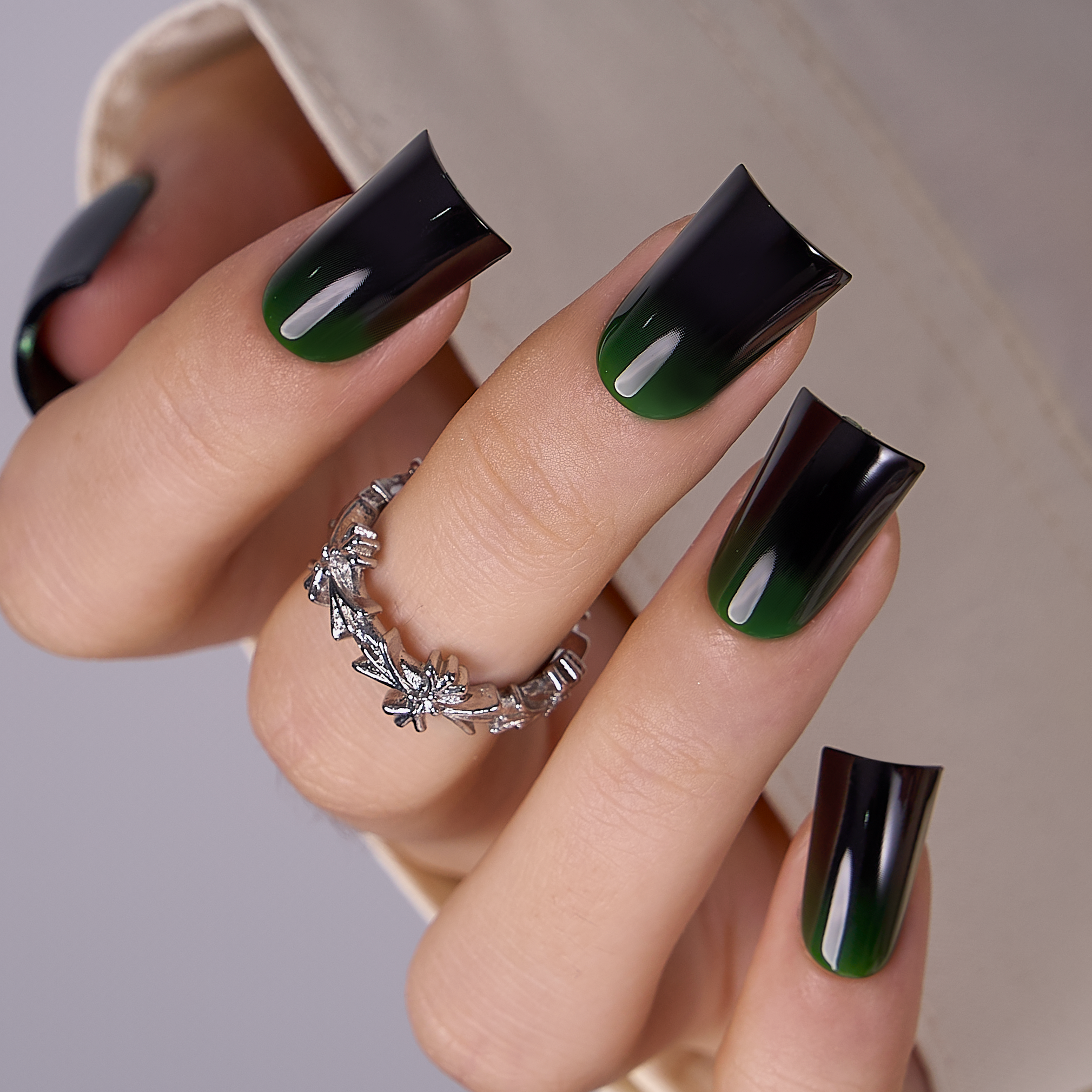Emerald Shadow M Duckbill press-on nails