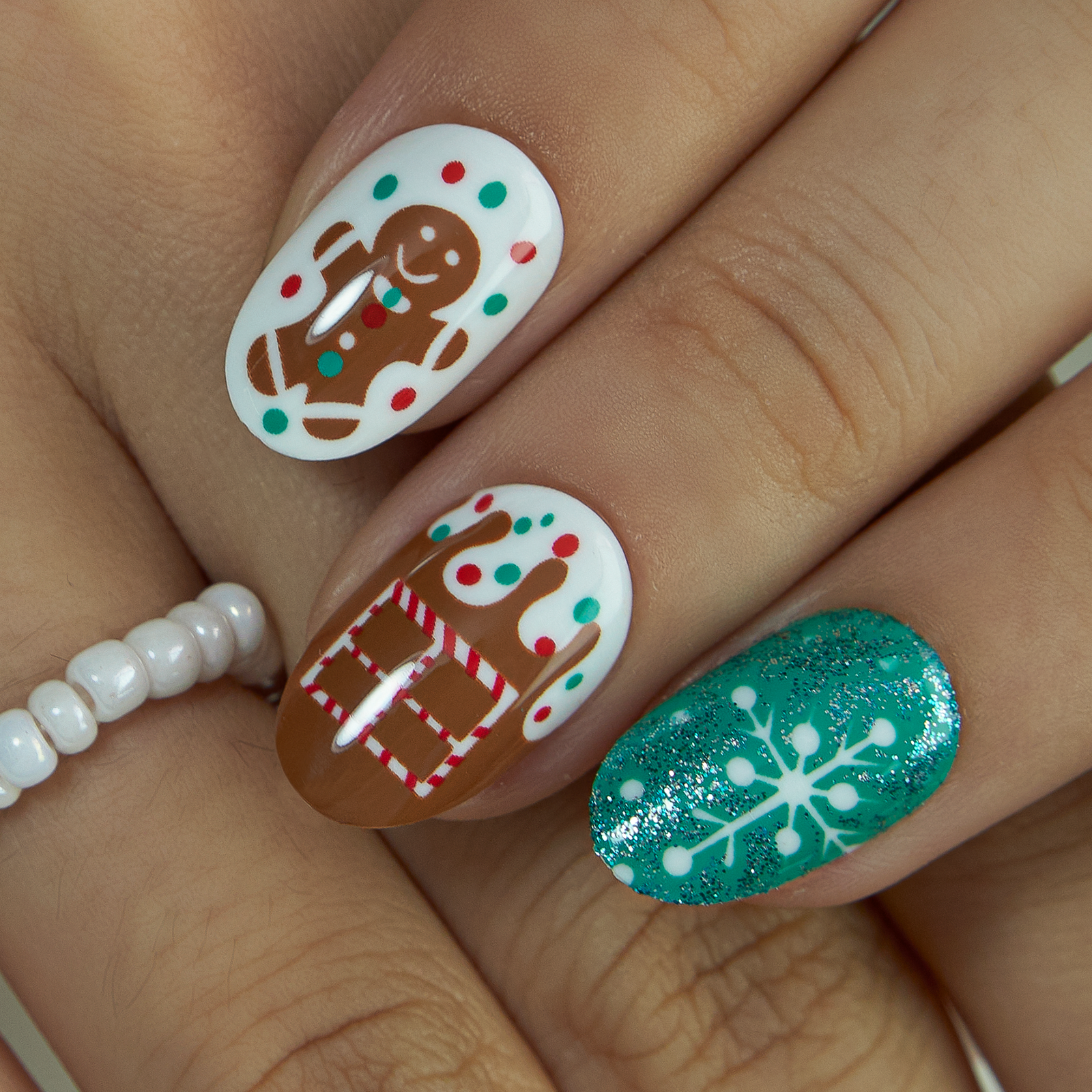 Gingerbread Spark short oval Ver 2 press-on nails from the side