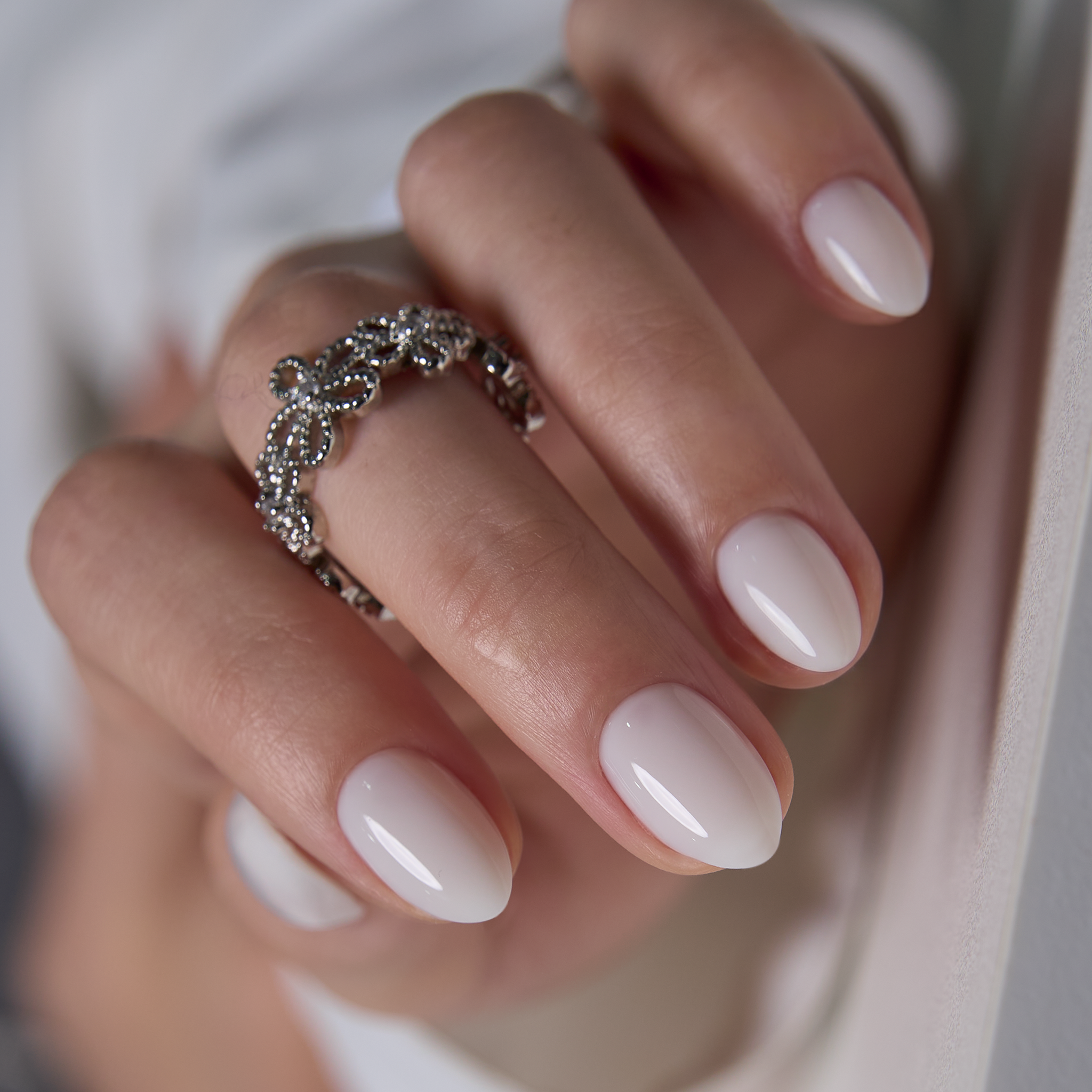 Luna Silk RS Almond almond press-on nails