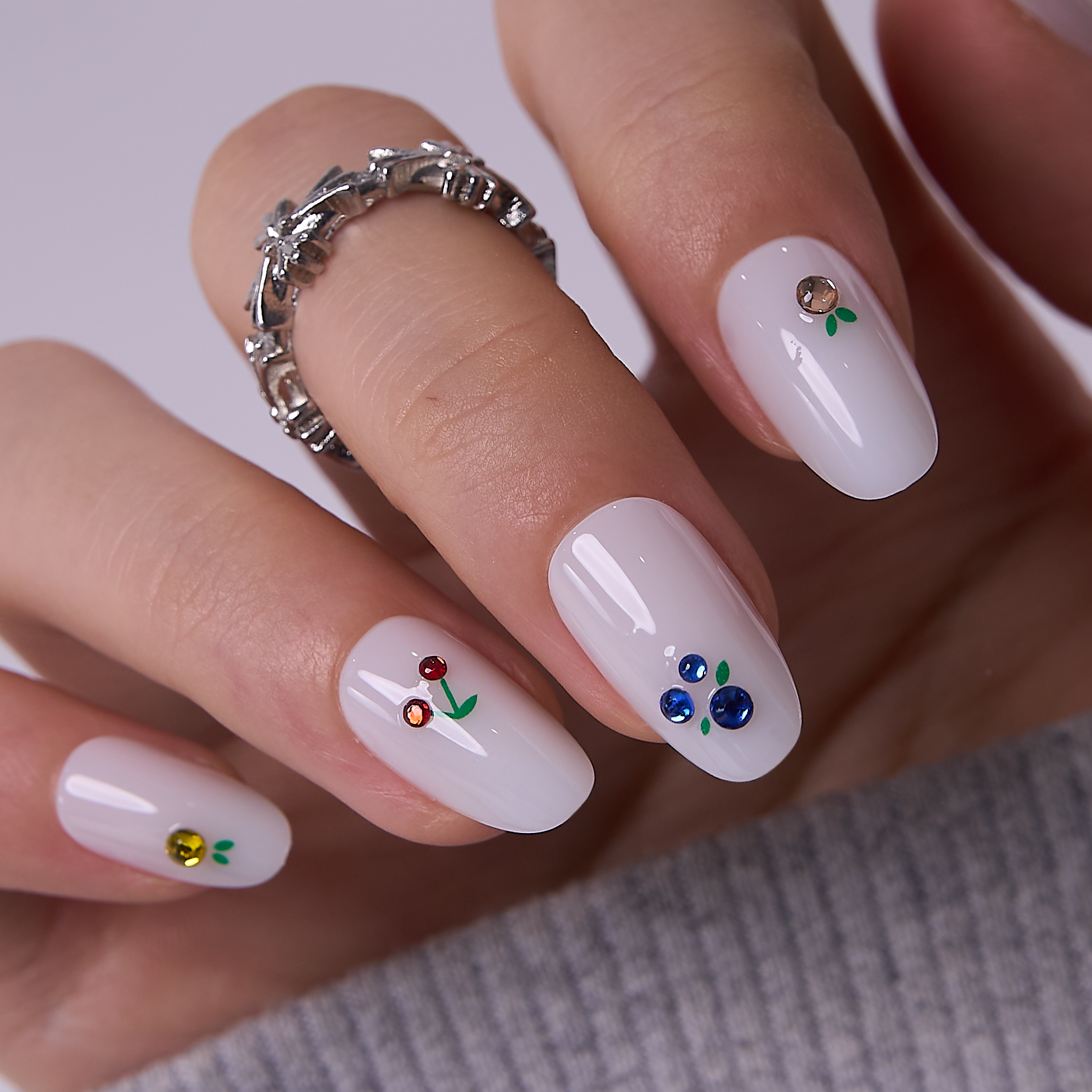 Milky Orchard M Oval oval press-on nails