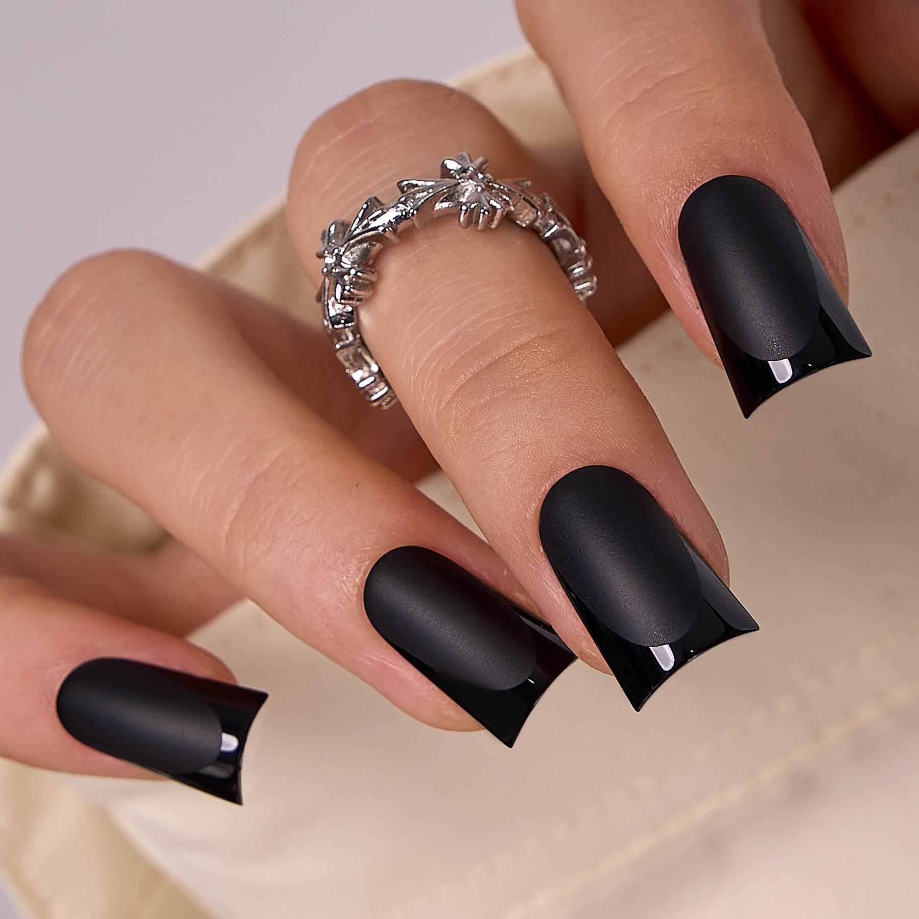 Noir Edge Glow M Duckbill press-on nails
