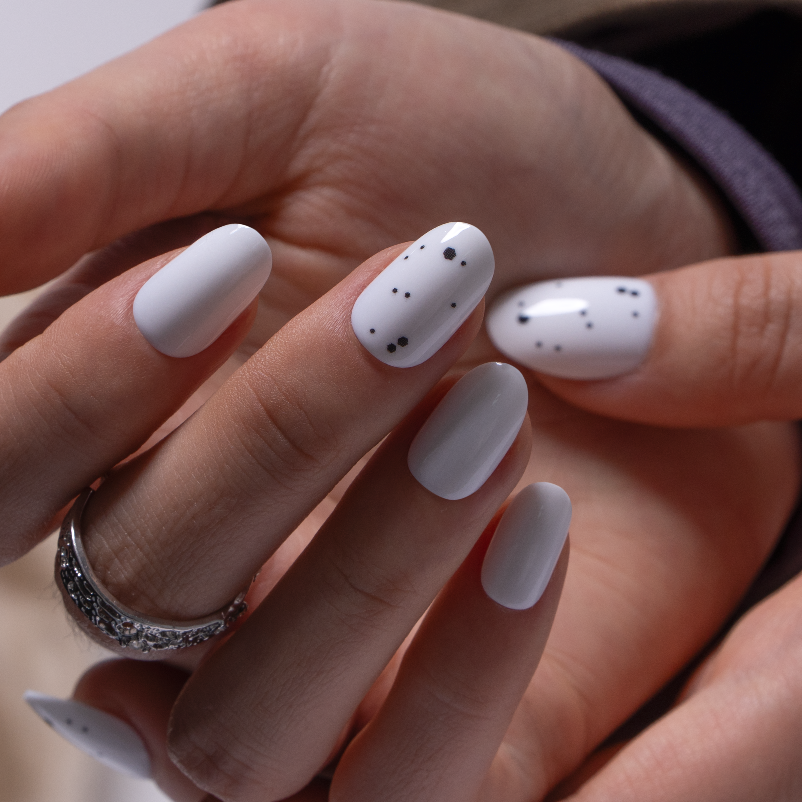 Porcelain Ink S Oval oval press-on nails