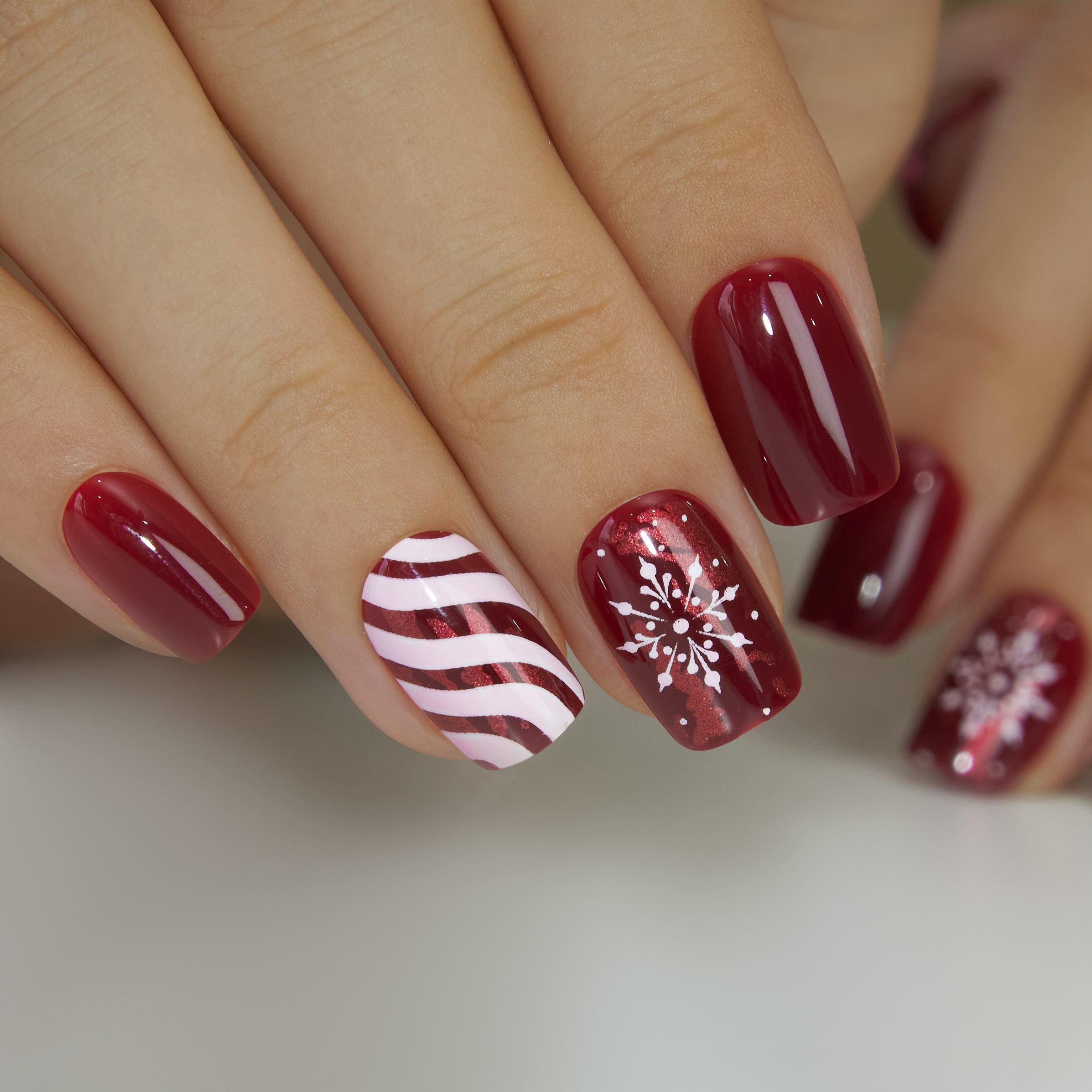 Candy Snow – short Squoval nail detail