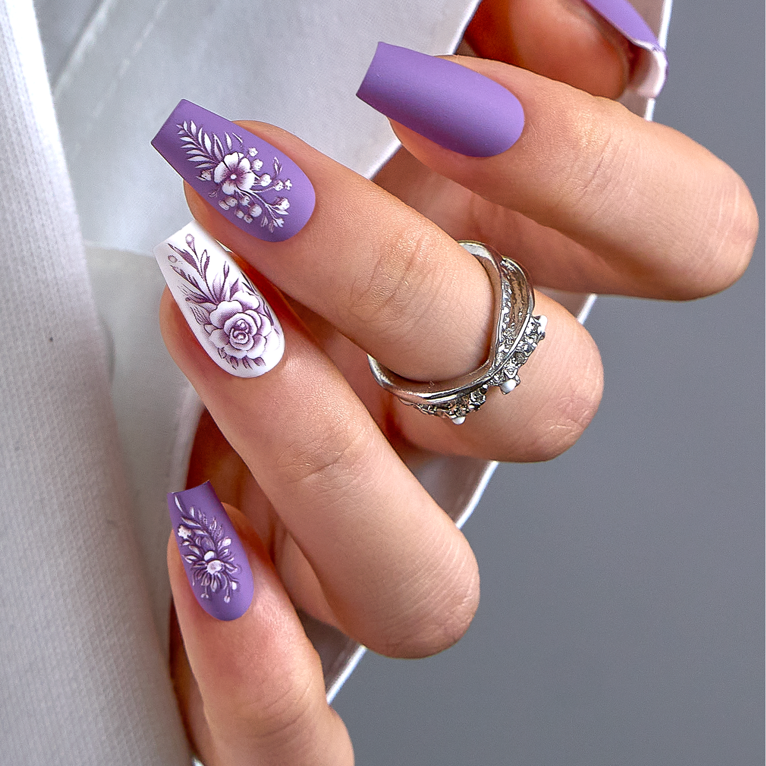 Elegant Violet – medium Coffin press-on nails