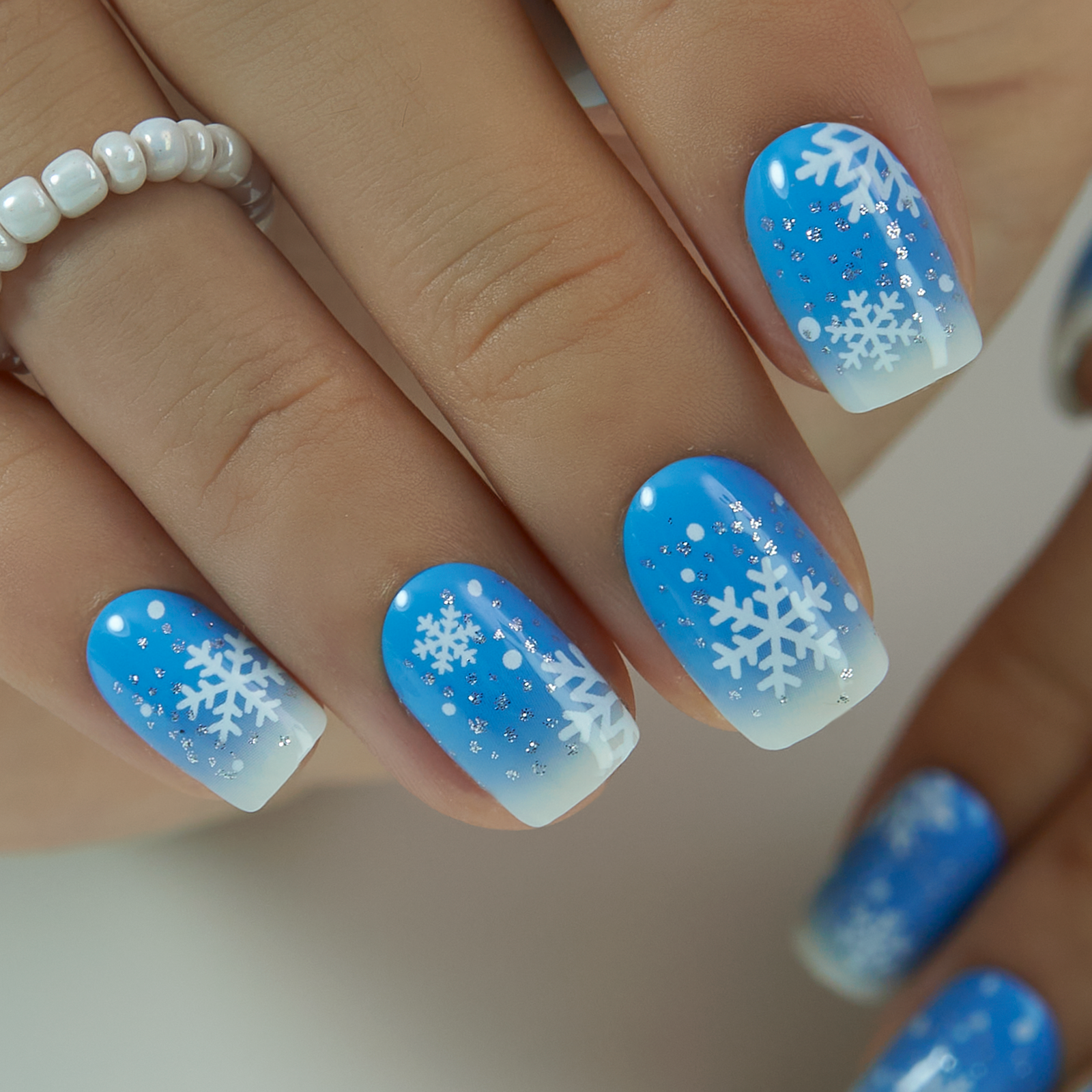 Frozen Dream – short Squoval press-on nails