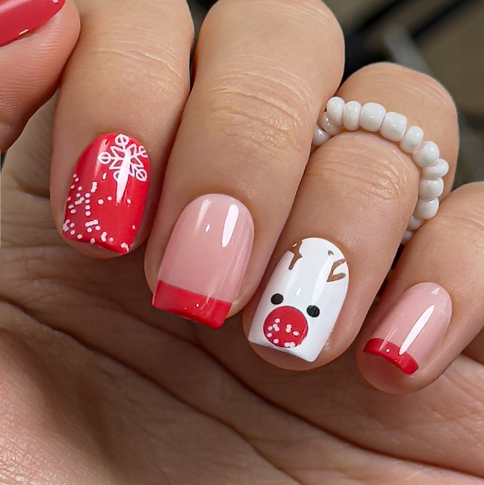 Reindeer Snowdrift short squoval press-on nails