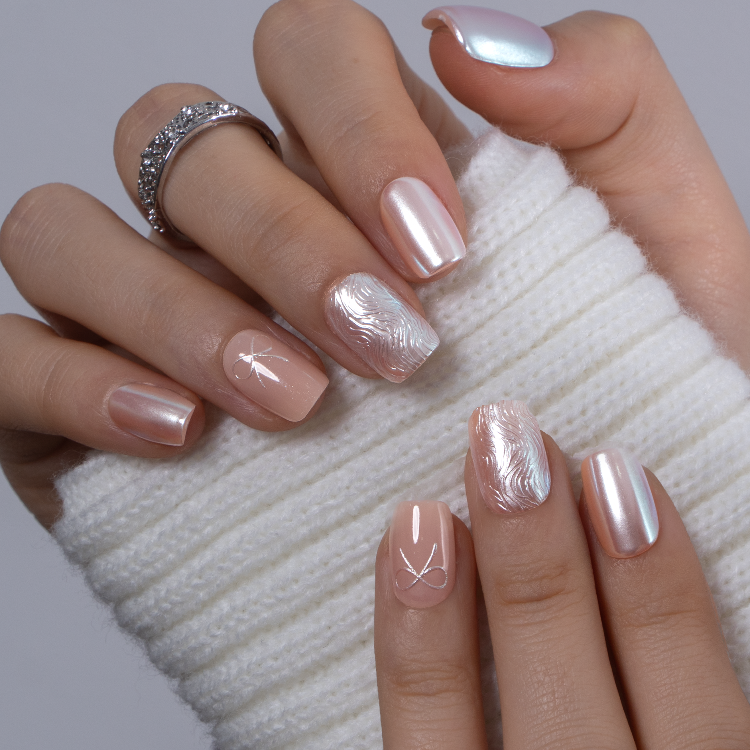 Designer s Pick | Silver Bow S Squoval squoval press-on nails
