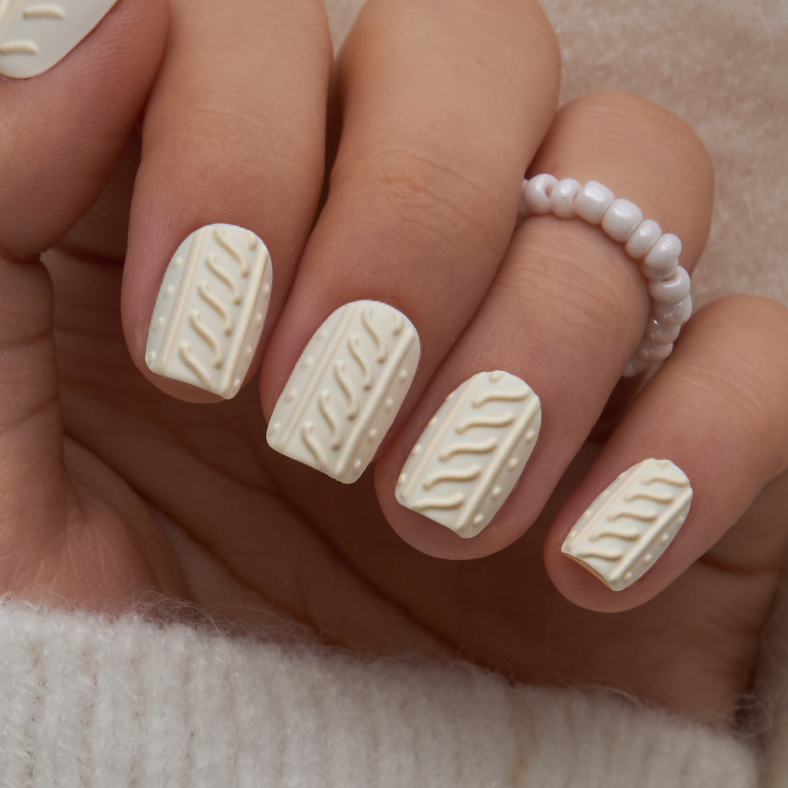 Sweater Embrace short squoval press-on nails